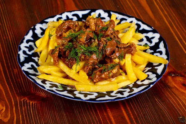 Sığır eti ve dereotu ile kızarmış patates