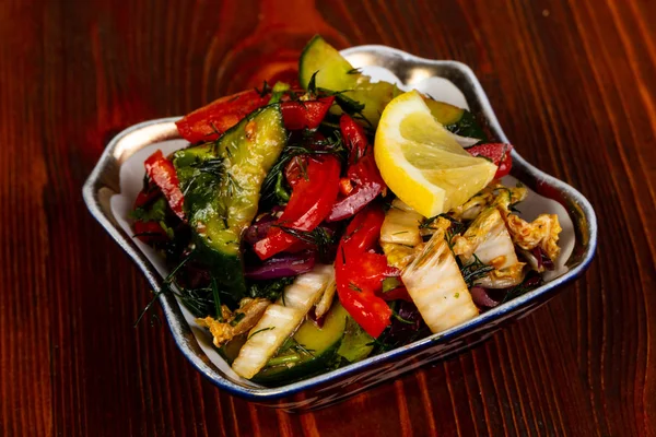 Ensalada Verduras Con Aceite Sobre Madera — Foto de Stock