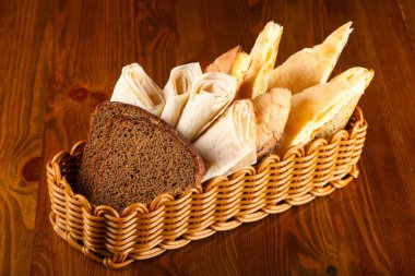 Ahşap arka plan üzerinde beyaz ekmek çeşitler