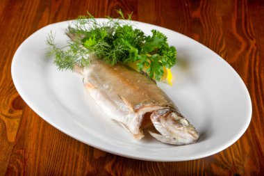 Limon ve maydanoz buğulanmış alabalık servis