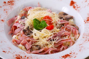 jambon ve mantar ile makarna