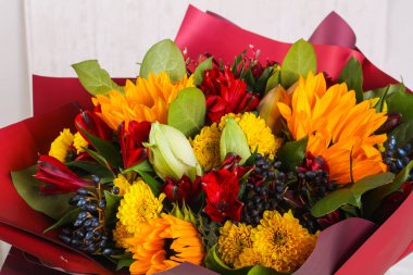 Çeşitli çiçek ile romantik buket