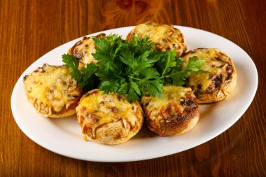 Otlar peynir ile doldurulmuş champignon hizmet
