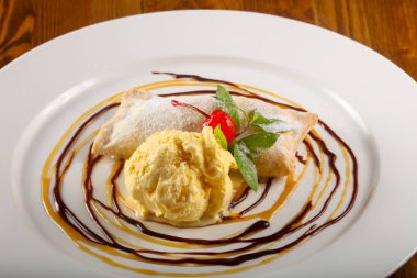 Apple strudel dondurma ile