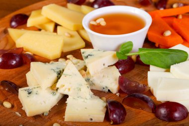 Peynir tabağı ile bal ve sedir fındık