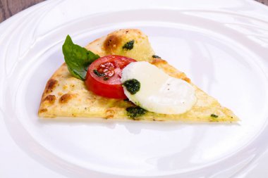 Pizza Caprese fesleğen ve mozarella