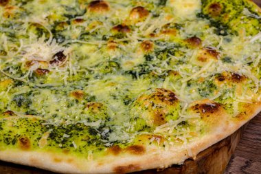 Pesto ve peynirli pizza