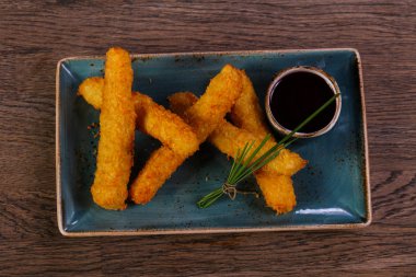 Peynir sos ile yeşil soğan servis yapışıyor