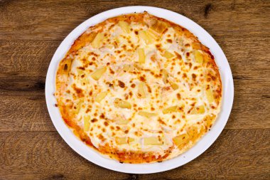 Ananas pizza peyniri ile