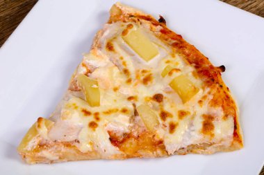 Ananas pizza peyniri ile