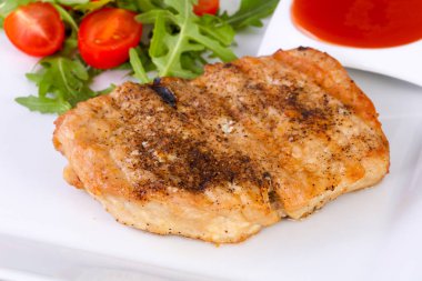 Izgara domuz sos ve salata sosu ile