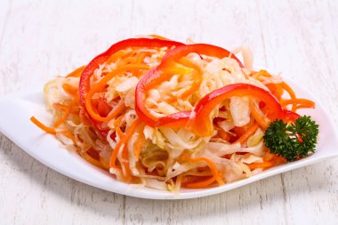 Kabın içinde geleneksel fermente lahana lahana turşusu