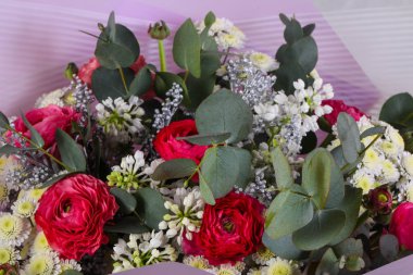 Diğer çiçeklerle birlikte taze güller.