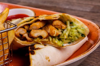 Domuz eti Burrito Fransız patates ile