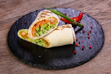 Somon soğan ve kırmızı biber servis tortilla rulo