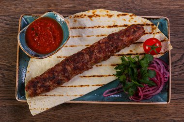 Domuz kebap et sosu ve ekmek ile