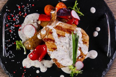 Peynir soslu domuz eti sebze devam eder.