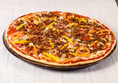 Kıyılmış et ve sebze pizza