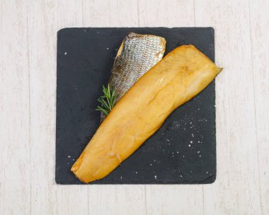 Baharat ile tuzlu beyaz balık füme