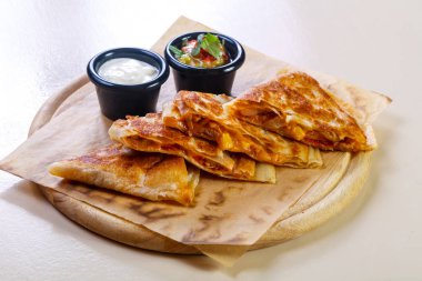 Quesadilla tavuk ve peynir ile