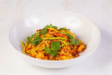 Pirinç noodle ile tavuk ve karides