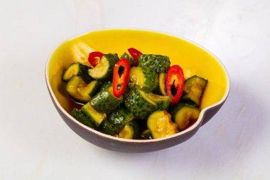 Asya kase içinde salatalık Marine