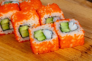 Karides ve tobiko ile rulo