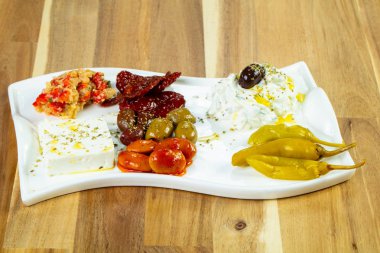 Dzadziki ile Yunan geleneksel meze