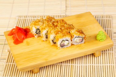 Zencefil ile lezzetli palamut suşi rulo