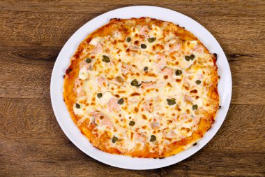 Somon ve Kapari yumuşak peynirli pizza