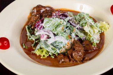 Buzdağı salatası ve soslu biftek