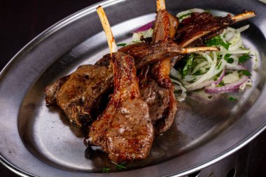 Izgara kuzu Barbekü soğan ile