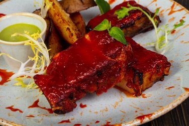 Kavrulmuş domuz kaburga sos ile