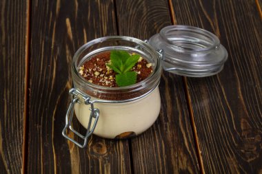 Nane ile tiramisu pasta bardakta servis