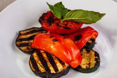 Izgara sebze fesleğen plaka devam eder