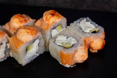 Japon geleneksel rulo somon ile