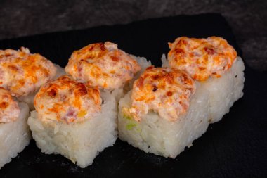 Japon baharatlı suşi ve rulolar