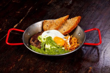 Kızarmış biftek ile kızarmış yumurta