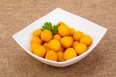 Kızarmış peynir topları maydanoz hizmet