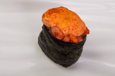 Soslu baharatlı gunkan suşisi.