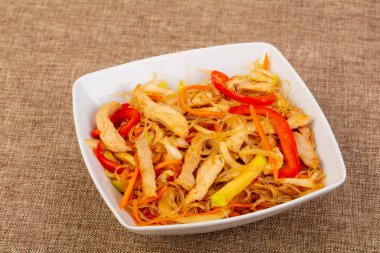 Cam noodle ile tavuk, sebze ve baharatlar