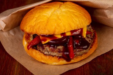 Sığır eti ile ev yapımı lezzetli burger