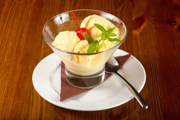 Vanilyalı dondurma ile nane ve kiraz