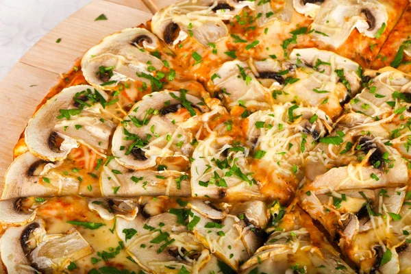 Sıcak lezzetli mantar pizza