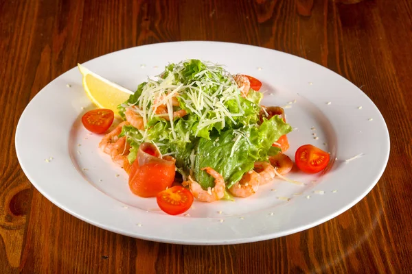 Sezar salata karides ve parmesan peyniri ile somon ile
