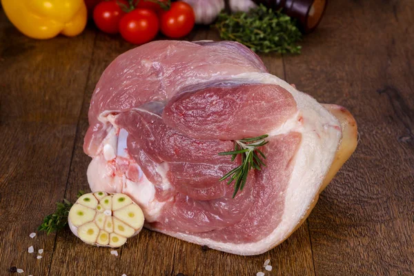 Ahşap zemin üzerinde çiğ domuz eti