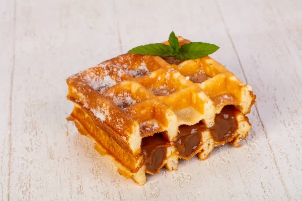 Süße Waffel Mit Beerenmarmelade — Stockfoto