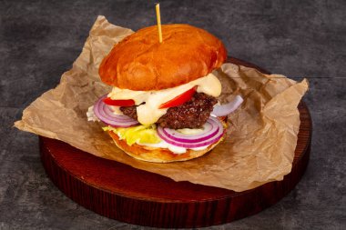 Etli ve peynirli hamburger.