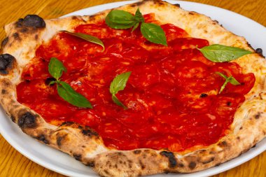 Pizza chorizo ve fesleğen yaprakları ile