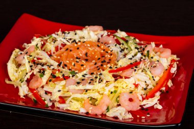 Somon ve karides salatası sesam tohum hizmet